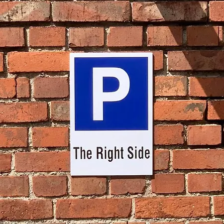 The Right Side Z Parkingiem I Stacją ładowania Pojazdów * Szczecin